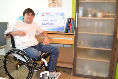 NADACE AGEL podpořila paralympijského vítěze nákupem nového vozíku