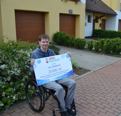 NADACE AGEL přispěla hendikepovanému Janu Bajtekovi na nový elektrický pohon k vozíku