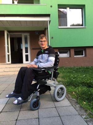 NADACE AGEL přispěla na invalidní vozík 24letému Honzovi