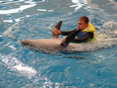 S pomocí NADACE AGEL se handicapovaný Jakub léčí plaváním s delfíny