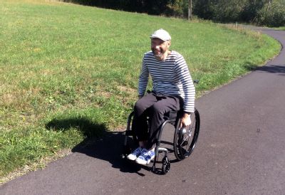 Díky vozíku od NADACE AGEL nejsem v životě o nic ochuzen, říká Čechoalžířan s roztroušenou sklerózou
