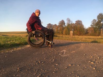 NADACE AGEL poskytla finanční příspěvek na nový invalidní vozík sportovci a zpěvákovi Tomáši Moravikovi