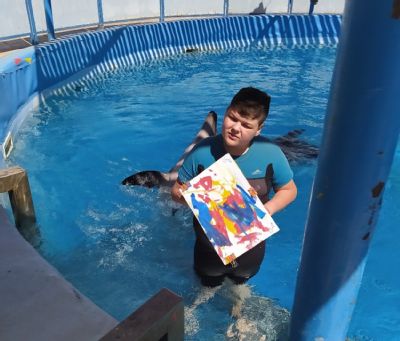 NADACE AGEL finančně přispěla mladému Toníkovi na terapeutické setkání s delfíny