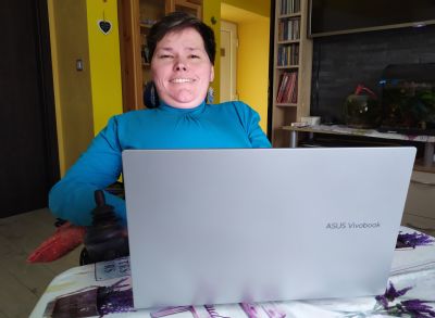 NADACE AGEL přispěla mladé ženě se spinální muskulární atrofií na nákup notebooku