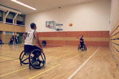 Reprezentant českého národního týmu v basketbalu trénuje na novém sportovním vozíku za přispění NADACE AGEL