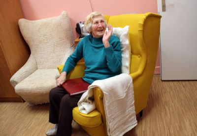 V pohodlnějším křesle píše devadesátiletá seniorka i nadále kroniku svého života