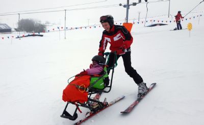 Rodiny těžce nemocných dětí si zimu užily i díky speciální lyžařské pomůcce