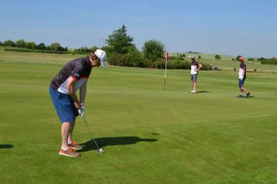 Golfisté přispěli na podporu dětí a matek v nouzi