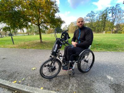 NADACE AGEL přispěla na speciální pomůcku k invalidnímu vozíku, která díky hybridnímu pohonu usnadní mladému Janovi cestování i sportování