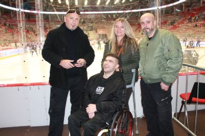NADACE AGEL podpořila na invalidním vozíku upoutaného fanouška Ocelářů. Michalovi z Krnova zatleskala celá hala