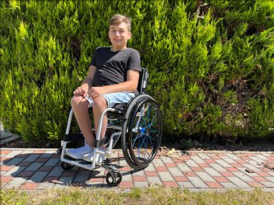 NADACE AGEL přispěla 20 tisíc korun na mechanický vozík mladému sportovci Oliverovi