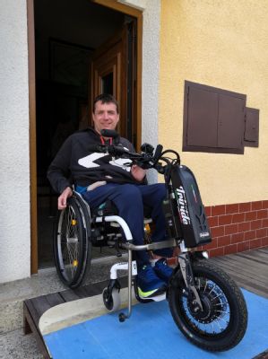 Díky elektrickému pohonu vozíku od NADACE AGEL se bude moci hendikepovaný táta častěji setkávat s přáteli i se synem