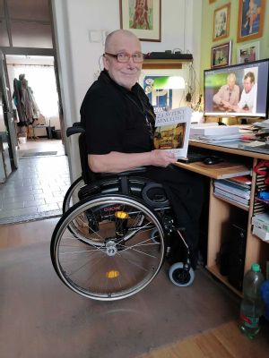 Díky odlehčenému invalidnímu vozíku může oceňovaný novinář a scénárista v penzi dál pracovat