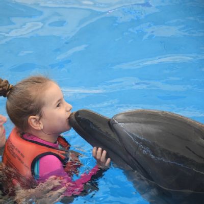 Klárka Borutová se díky NADACI AGEL potkala s delfíny