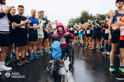 Agátka i přes svůj hendikep absolvovala závodní trať na vozíku (1)