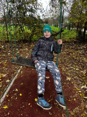 Navzdory prognózám chodí. NADACE AGEL pomáhá Dominikově rodině v další péči